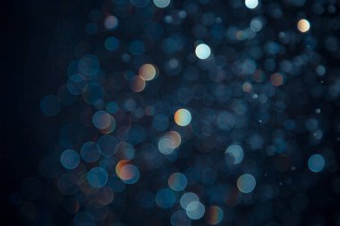 Siyah arkaplanda soyut mavi bokeh ışıklar