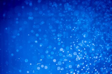 Soyut koyu mavi noel sim ışıkları bokeh arkaplanının odak noktasını kaldırdı