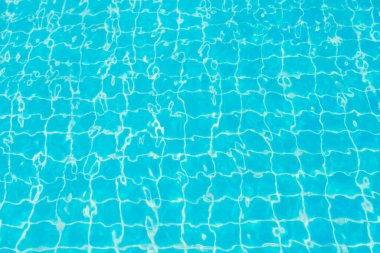 Mavi yüzme havuzunun arka planındaki sudan yansımalar.