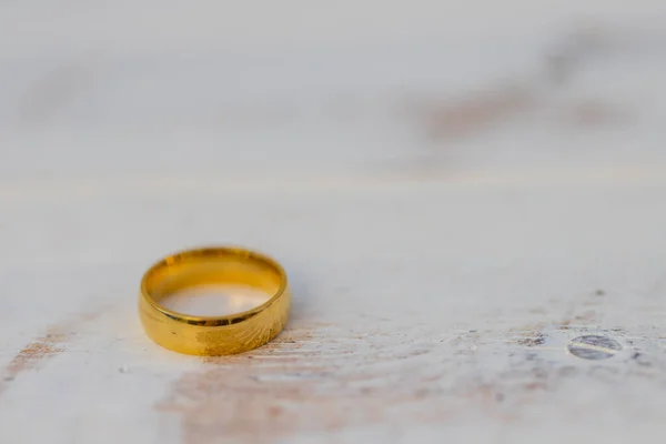 Золотые Кольца Обручальные Кольца Жениха Невесты Белом Старинном Деревянном Фоне — стоковое фото
