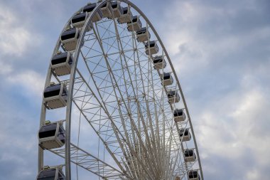 Güneşli bir günde mavi gökyüzü olan dönme dolap.