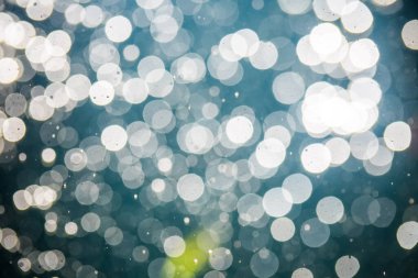 Karanlık arkaplanda odaklanmış ışık bokeh 'ini soyut olarak ayır