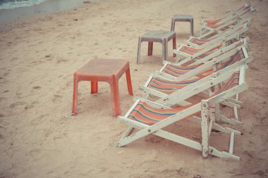 Kumsaldaki sahil yatağı. Turistleri karşılamak için. Oturup rahatlamak için.