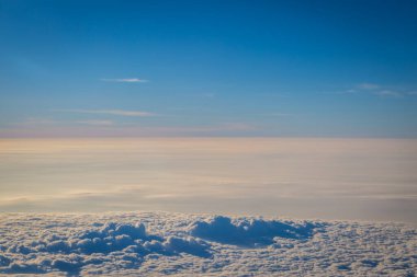 Gökyüzü ve bulutlar uçağın arka planından görüldü.