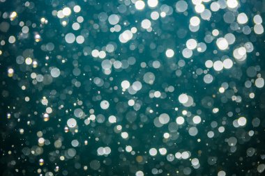 Karanlık arkaplanda odaklanmış ışık bokeh 'ini soyut olarak ayır