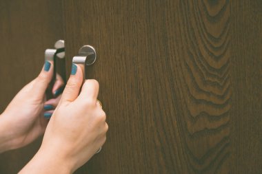 Kadın arka plan için el ile gardırobu açar