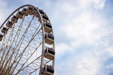 Güneşli bir günde mavi gökyüzü olan dönme dolap.