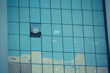 Cam yansımalı modern ofis binası