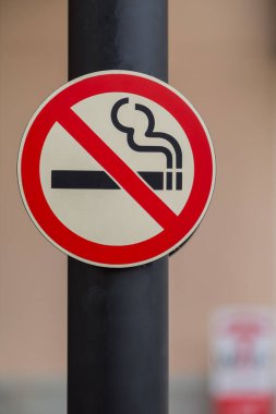 Halka açık alanda sigara içilmiyor