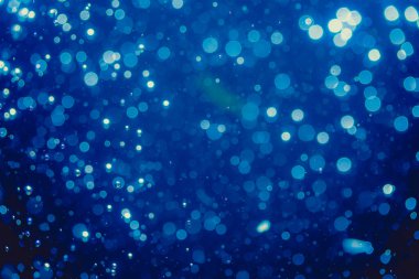 Soyut mavi, koyu arkaplanda odaklanmış ışık bokeh 'i