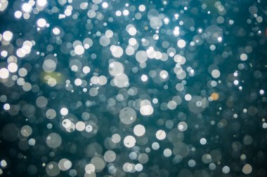 Karanlık arkaplanda odaklanmış ışık bokeh 'ini soyut olarak ayır