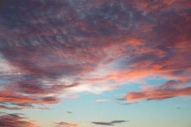 Doğanın arka planına sahip renkli günbatımı gökyüzü