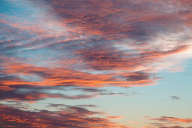 Doğanın arka planına sahip renkli günbatımı gökyüzü