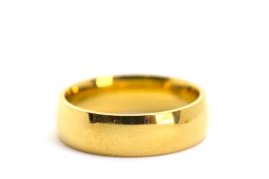 Gelin ve damadın beyaz arka planda izole edilmiş düğünü için altın halkaları kapatın.