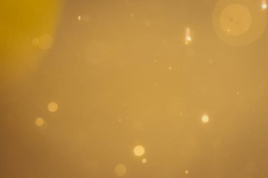 Siyah arkaplanda koyu soyut altın bokeh parıltısı