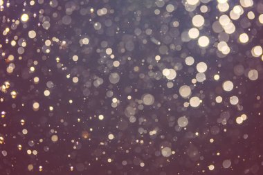 Karanlık arkaplanda odaklanmış ışık bokeh 'ini soyut olarak ayır