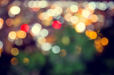 Şehirde koyu arkaplanı olan bulanık ışık deodorantı