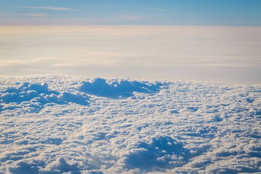Gökyüzü ve bulutlar uçağın arka planından görüldü.