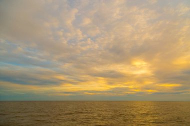 Gökyüzü ve bulutlar altın an arka planında