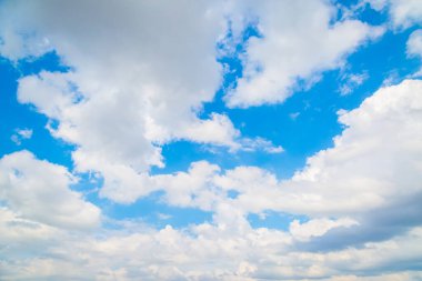 Mavi gökyüzü ve bulutlar güneşli gün arka planında