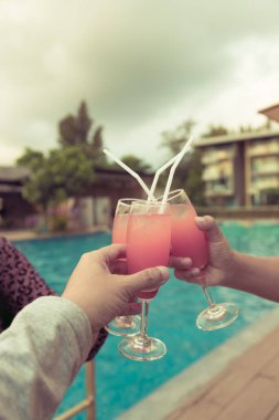 Kutlama toplantısı için havuzda kokteyl partisi.