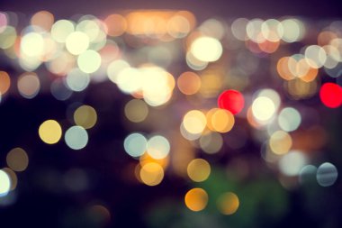 Şehirde koyu arkaplanı olan bulanık ışık deodorantı