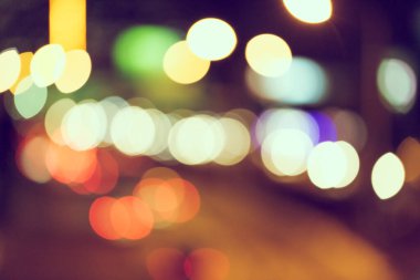 Şehir arka planındaki Bokeh hafif trafiğinin odak noktasını kapat