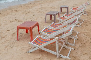 Kumsaldaki sahil yatağı. Turistleri karşılamak için. Oturup rahatlamak için.