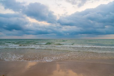 Gün batımından önce sahilde gökyüzü ve bulutlar.
