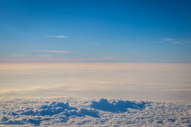 Gökyüzü ve bulutlar uçağın arka planından görüldü.