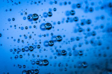 Mavi arkaplanda su damlacıkları