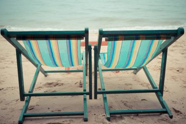 Kumsaldaki sahil yatağı. Turistleri karşılamak için. Oturup rahatlamak için.