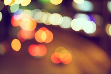 Şehir arka planındaki Bokeh hafif trafiğinin odak noktasını kapat