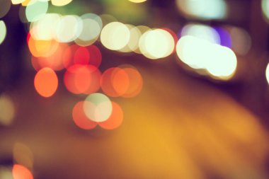 Şehir arka planındaki Bokeh hafif trafiğinin odak noktasını kapat