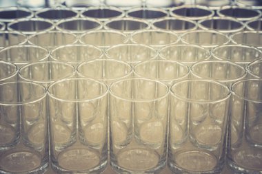 İçmek için boş bardak tepside temiz ve kullanıma hazır.