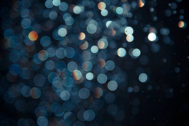 Siyah arkaplanda soyut mavi bokeh ışıklar