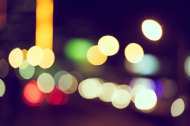 Şehir arka planındaki Bokeh hafif trafiğinin odak noktasını kapat