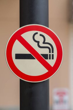 Halka açık alanda sigara içilmiyor