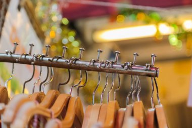 Moda mağazalarında elbise askıları