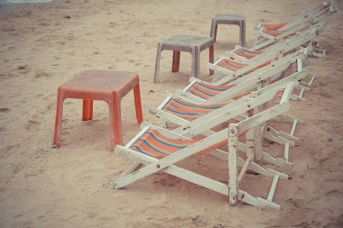 Kumsaldaki sahil yatağı. Turistleri karşılamak için. Oturup rahatlamak için.