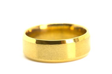 Gelin ve damadın beyaz arka planda izole edilmiş düğünü için altın halkaları kapatın.