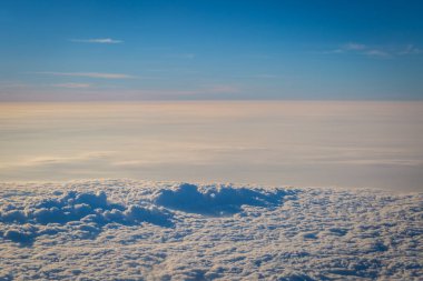 Gökyüzü ve bulutlar uçağın arka planından görüldü.