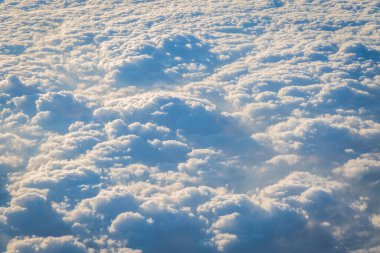 Gökyüzü ve bulutlar uçağın arka planından görüldü.