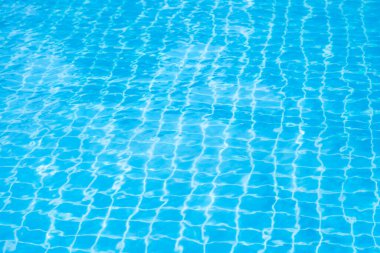 Mavi yüzme havuzunun arka planındaki sudan yansımalar.