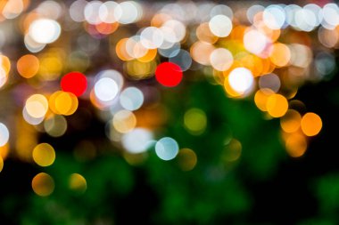 Şehirde koyu arkaplanı olan bulanık ışık deodorantı