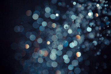 Siyah arkaplanda soyut mavi bokeh ışıklar