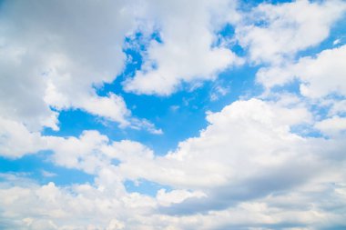 Mavi gökyüzü ve bulutlar güneşli gün arka planında