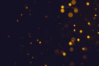 Siyah arkaplanda koyu soyut altın bokeh parıltısı