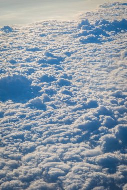 Gökyüzü ve bulutlar uçağın arka planından görüldü.