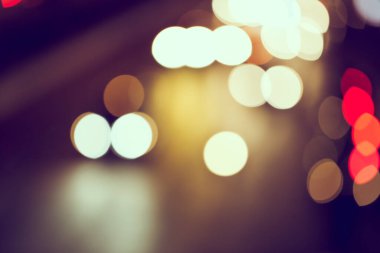 Şehir arka planındaki Bokeh hafif trafiğinin odak noktasını kapat